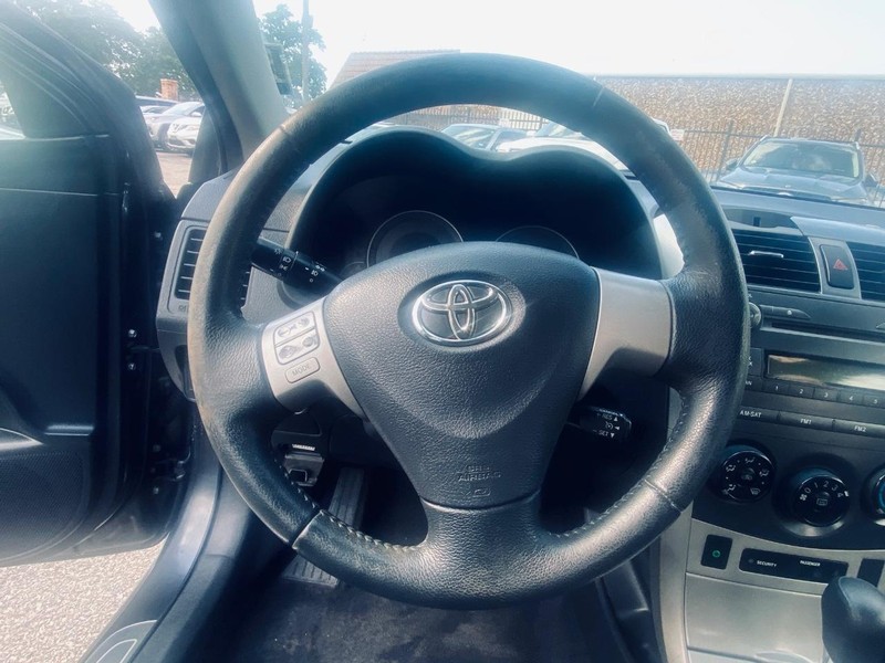 Toyota Corolla Vehicle Full-screen Gallery Image 17