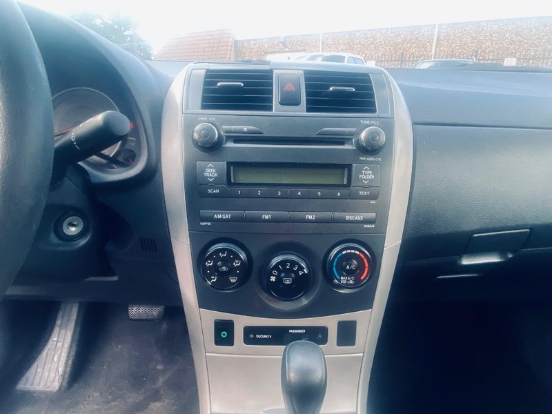 Toyota Corolla Vehicle Full-screen Gallery Image 18