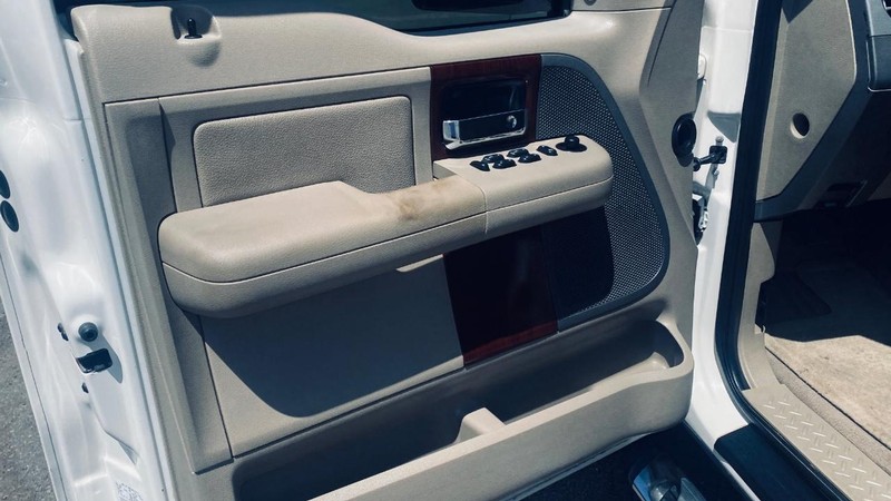 Ford F-150 Vehicle Full-screen Gallery Image 11