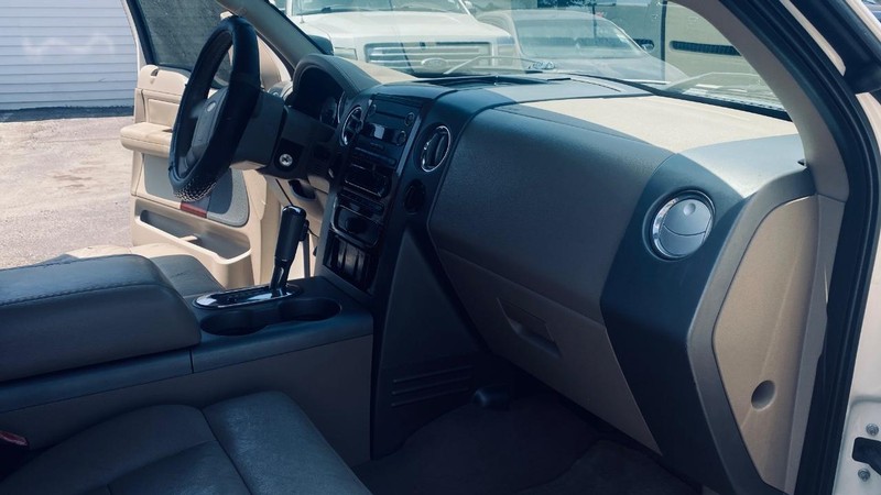 Ford F-150 Vehicle Full-screen Gallery Image 18