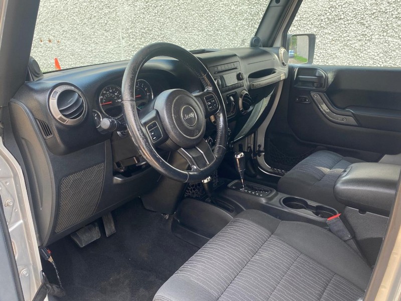 Jeep Wrangler Unlimited Vehicle Full-screen Gallery Image 12