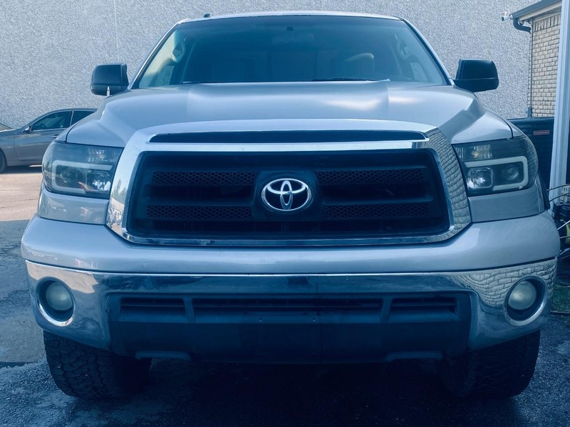 Toyota Tundra 2WD Truck Vehicle Full-screen Gallery Image 02