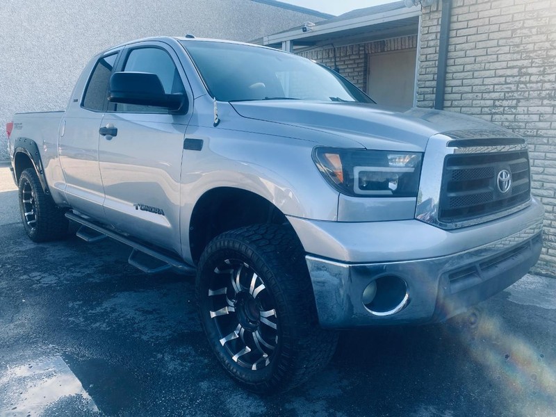 Toyota Tundra 2WD Truck Vehicle Full-screen Gallery Image 03