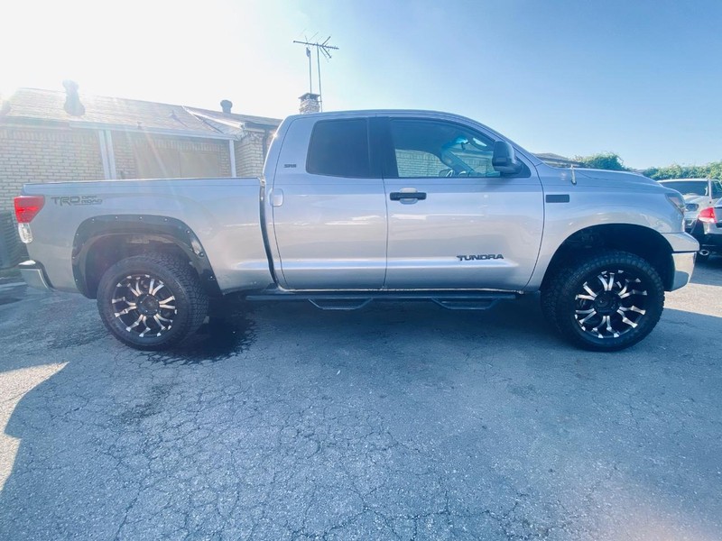 Toyota Tundra 2WD Truck Vehicle Full-screen Gallery Image 08
