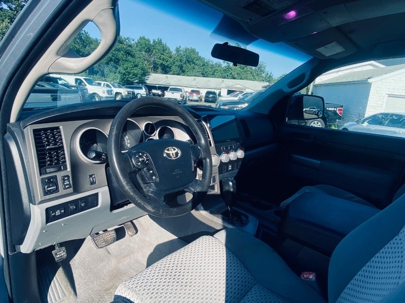 Toyota Tundra 2WD Truck Vehicle Full-screen Gallery Image 11