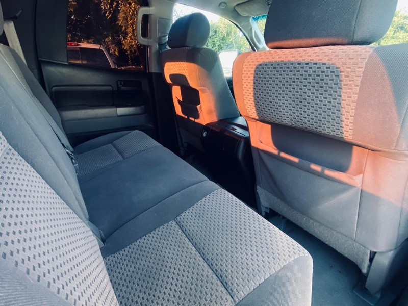 Toyota Tundra 2WD Truck Vehicle Full-screen Gallery Image 16