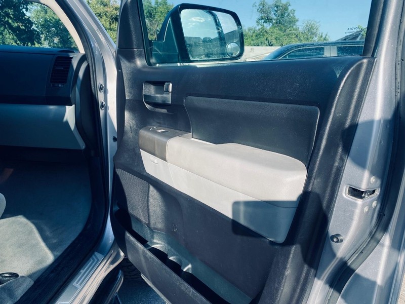 Toyota Tundra 2WD Truck Vehicle Full-screen Gallery Image 19