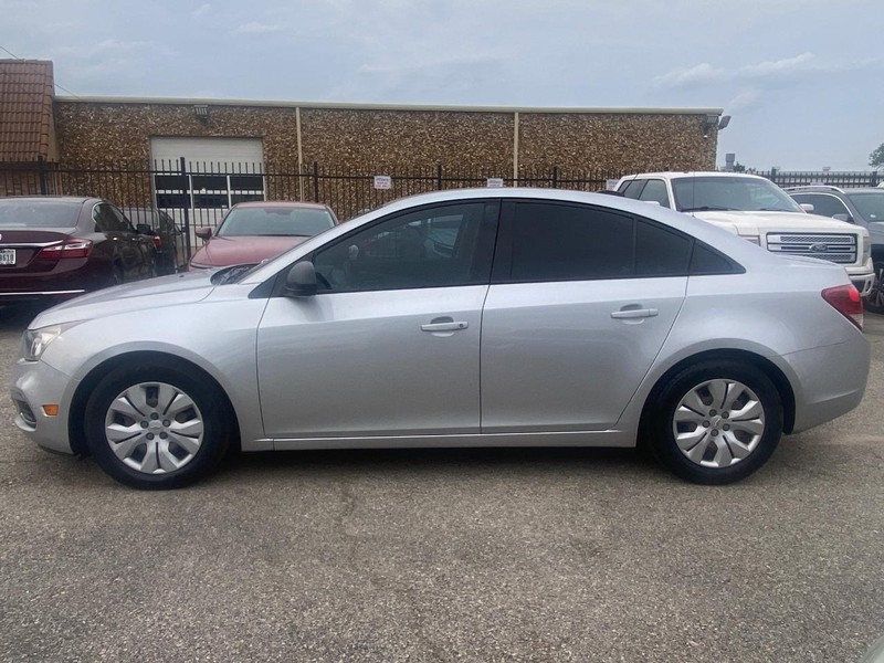 Chevrolet Cruze Limited Vehicle Full-screen Gallery Image 02