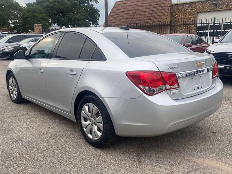 Chevrolet Cruze Limited Vehicle Full-screen Gallery Image 03