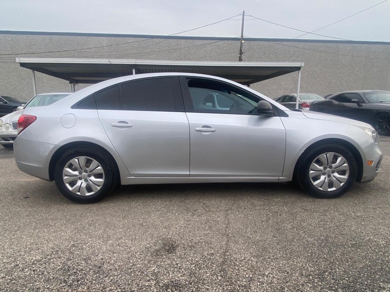 Chevrolet Cruze Limited Vehicle Full-screen Gallery Image 07