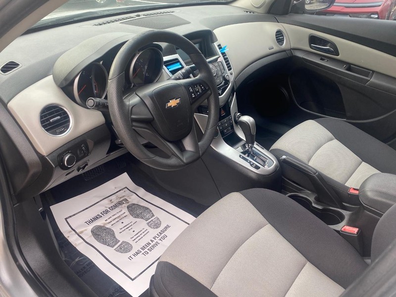 Chevrolet Cruze Limited Vehicle Full-screen Gallery Image 11