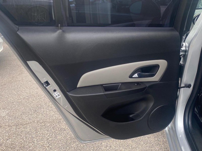 Chevrolet Cruze Limited Vehicle Full-screen Gallery Image 12