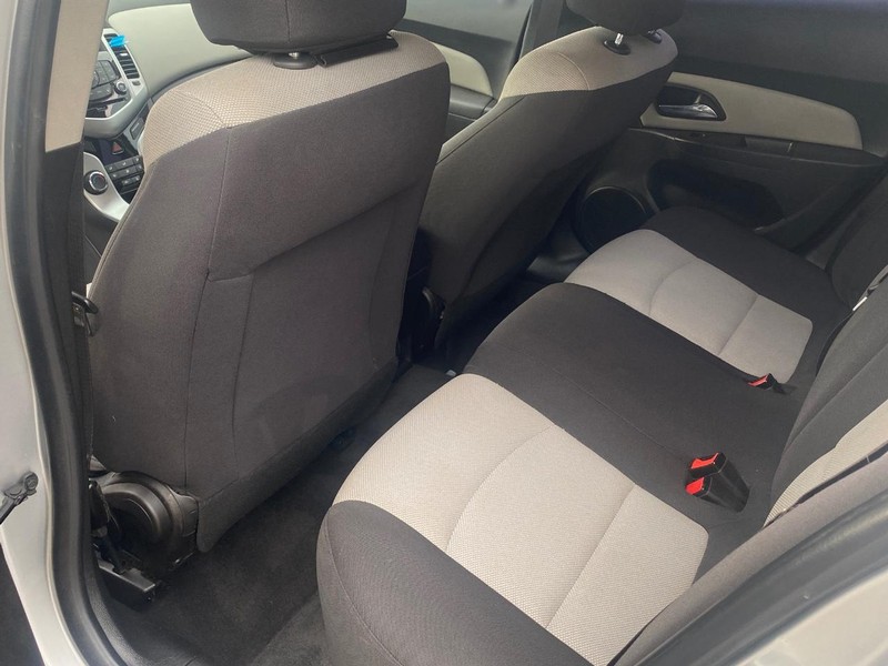 Chevrolet Cruze Limited Vehicle Full-screen Gallery Image 14