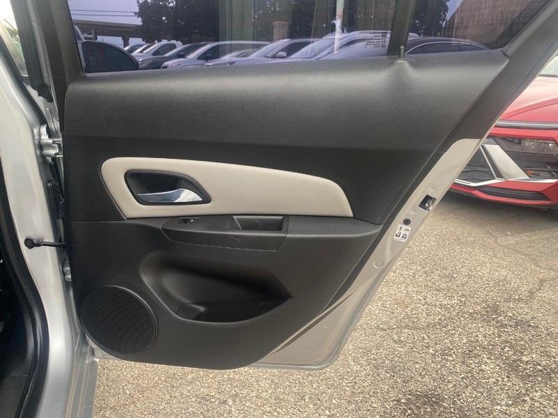 Chevrolet Cruze Limited Vehicle Full-screen Gallery Image 19