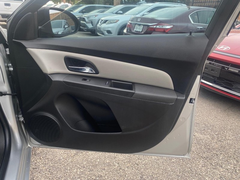 Chevrolet Cruze Limited Vehicle Full-screen Gallery Image 22