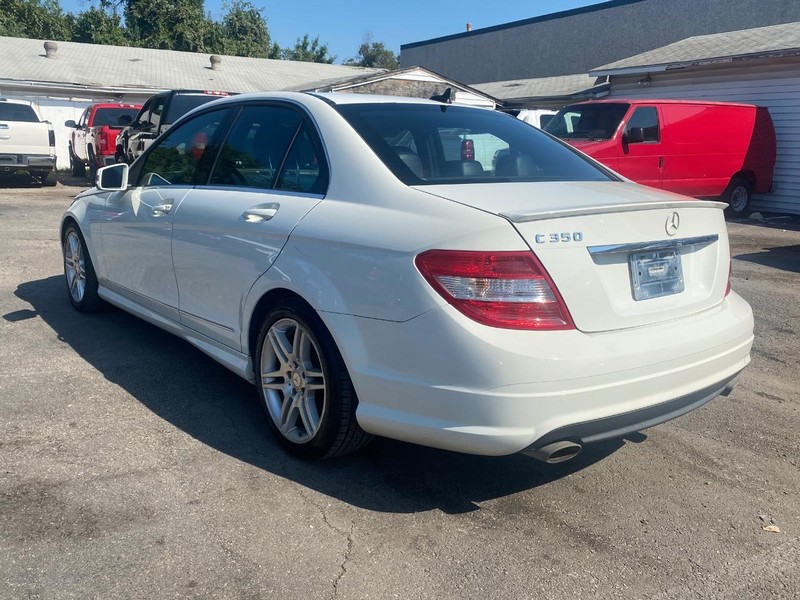 Mercedes-Benz C-Class Vehicle Full-screen Gallery Image 03