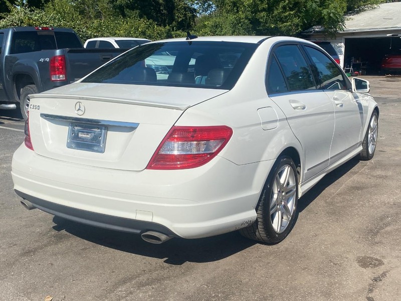 Mercedes-Benz C-Class Vehicle Full-screen Gallery Image 06