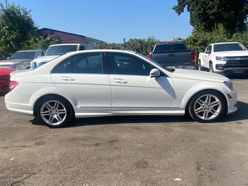 Mercedes-Benz C-Class Vehicle Full-screen Gallery Image 07