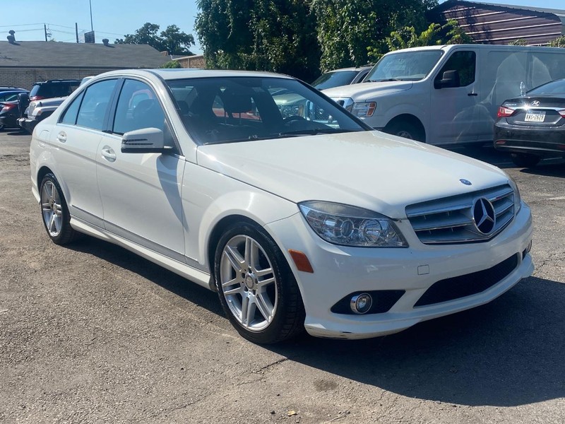 Mercedes-Benz C-Class Vehicle Full-screen Gallery Image 08