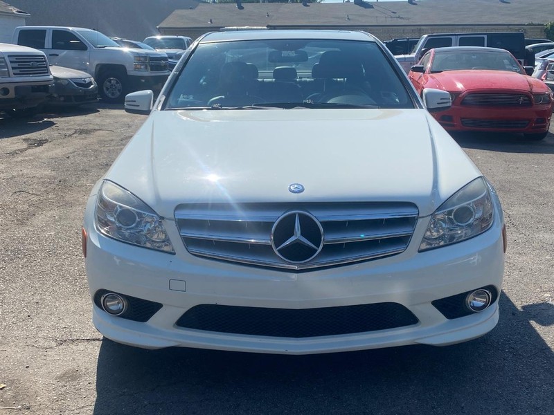 Mercedes-Benz C-Class Vehicle Full-screen Gallery Image 09