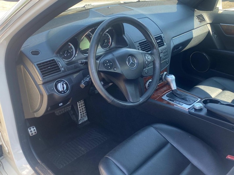 Mercedes-Benz C-Class Vehicle Full-screen Gallery Image 12