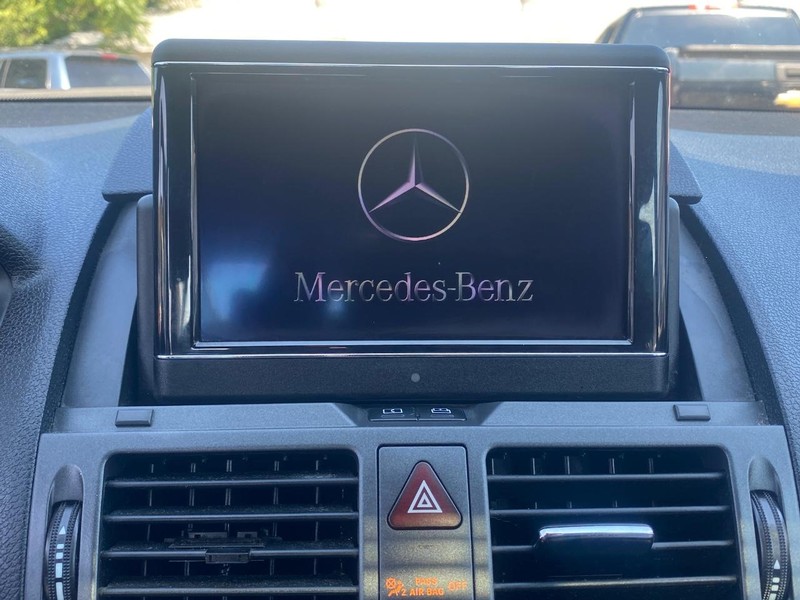 Mercedes-Benz C-Class Vehicle Full-screen Gallery Image 14
