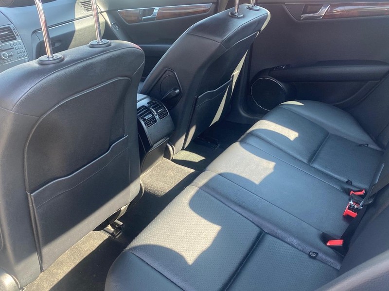Mercedes-Benz C-Class Vehicle Full-screen Gallery Image 18