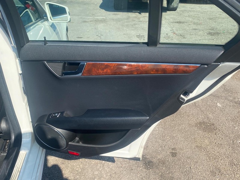 Mercedes-Benz C-Class Vehicle Full-screen Gallery Image 19