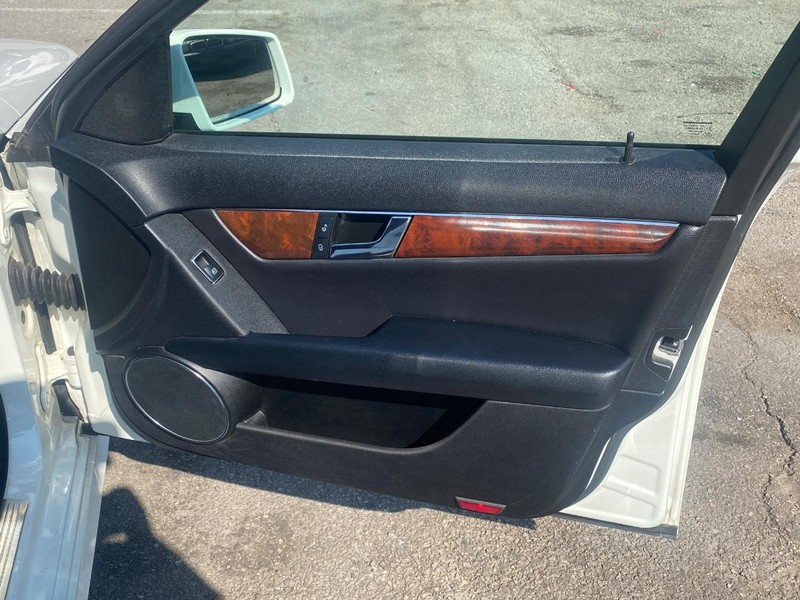 Mercedes-Benz C-Class Vehicle Full-screen Gallery Image 21