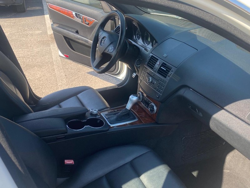 Mercedes-Benz C-Class Vehicle Full-screen Gallery Image 22