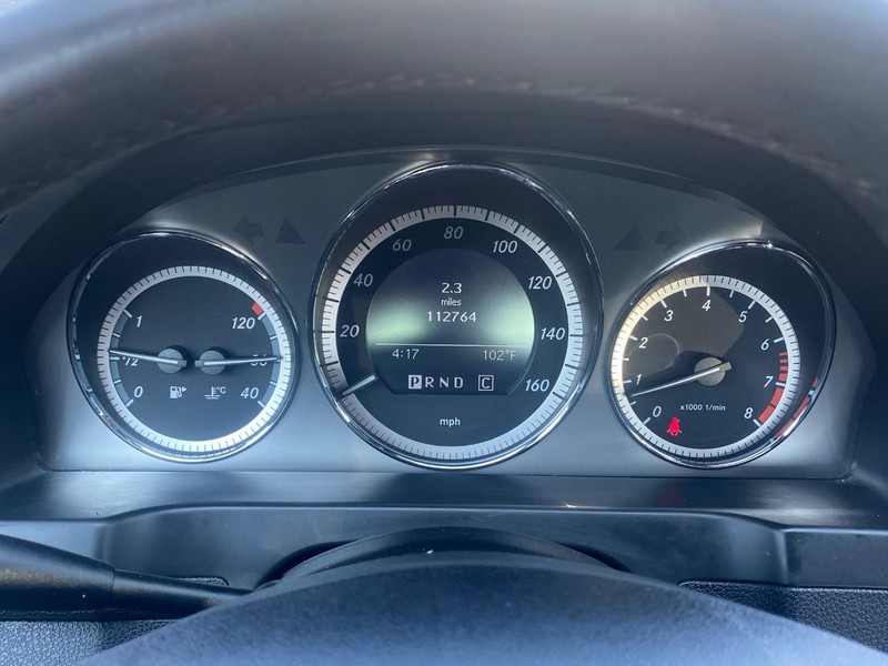 Mercedes-Benz C-Class Vehicle Full-screen Gallery Image 25