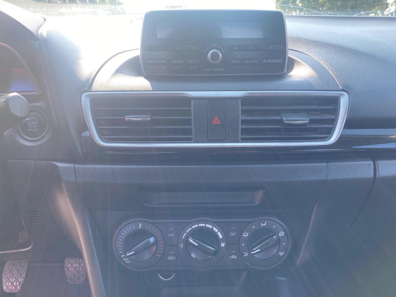 Mazda Mazda3 Sedan Vehicle Full-screen Gallery Image 17