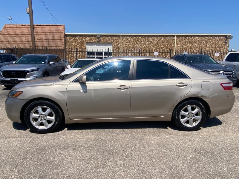 Toyota Camry Vehicle Full-screen Gallery Image 02