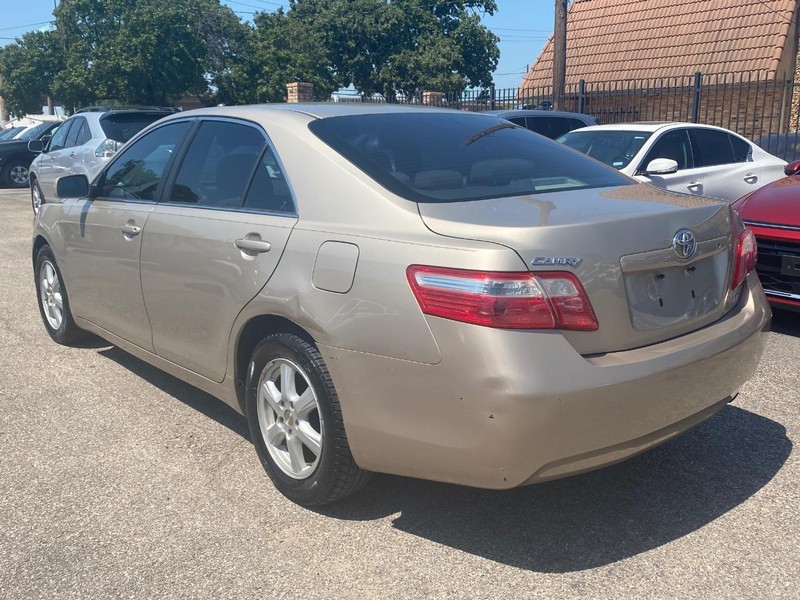 Toyota Camry Vehicle Full-screen Gallery Image 03