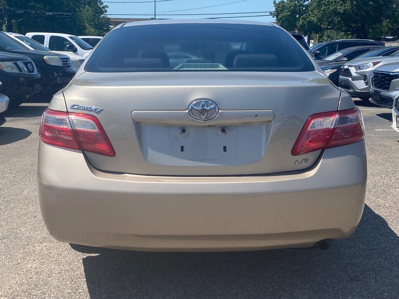 Toyota Camry Vehicle Full-screen Gallery Image 04