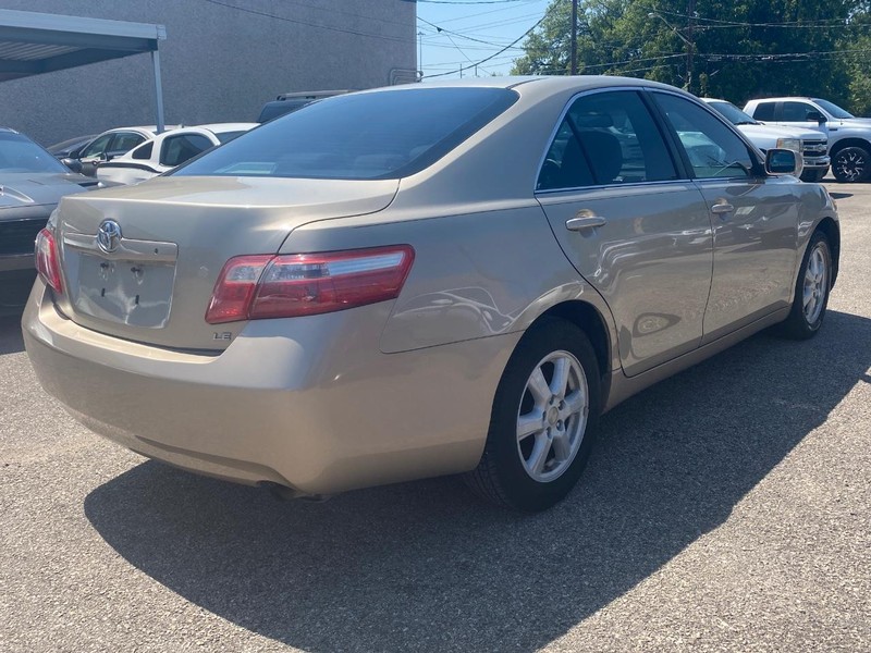Toyota Camry Vehicle Full-screen Gallery Image 06