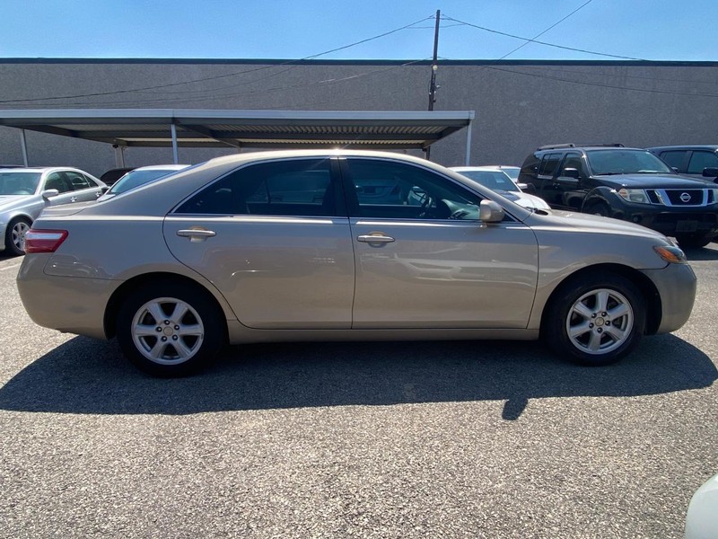 Toyota Camry Vehicle Full-screen Gallery Image 07