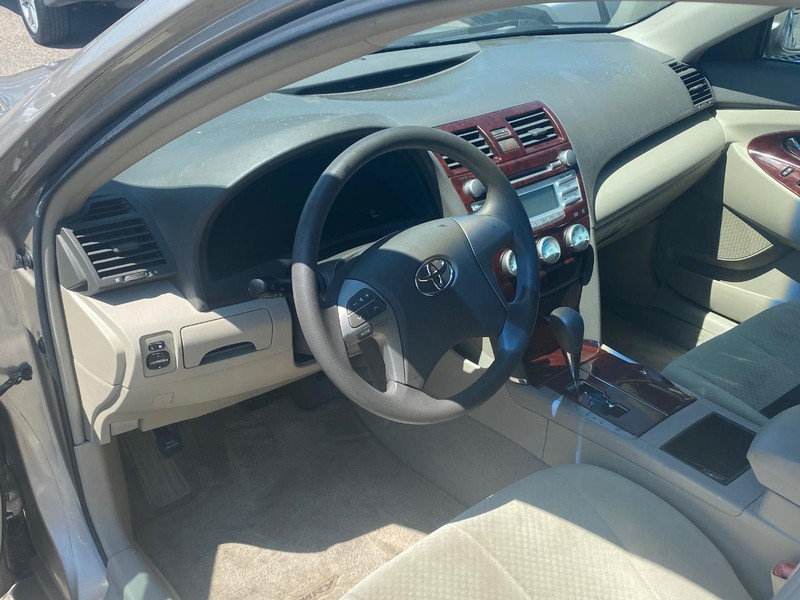 Toyota Camry Vehicle Full-screen Gallery Image 12