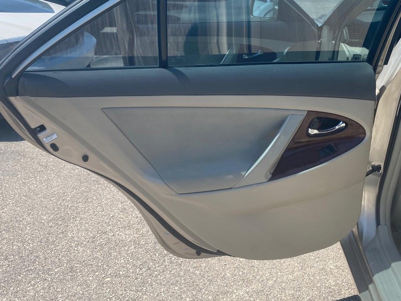 Toyota Camry Vehicle Full-screen Gallery Image 13