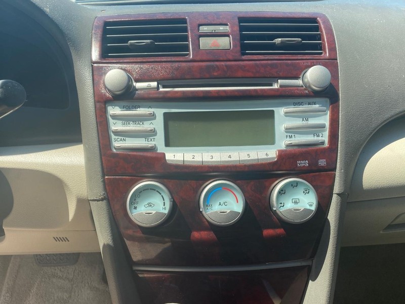Toyota Camry Vehicle Full-screen Gallery Image 17