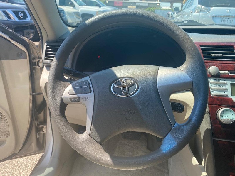 Toyota Camry Vehicle Full-screen Gallery Image 18
