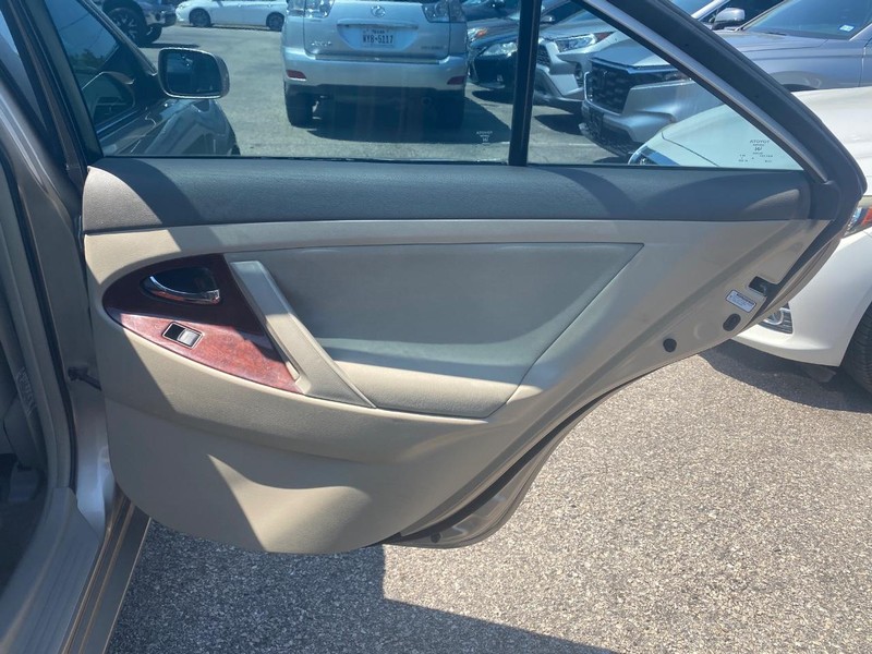 Toyota Camry Vehicle Full-screen Gallery Image 19