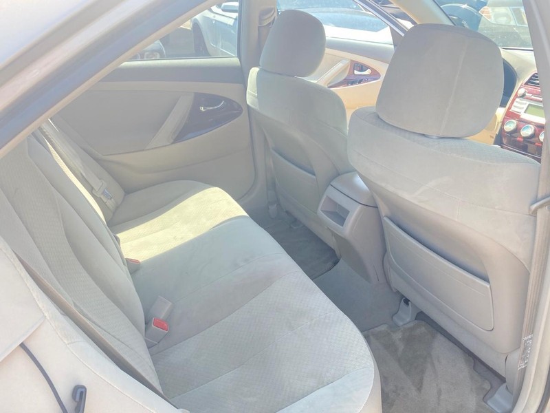 Toyota Camry Vehicle Full-screen Gallery Image 21