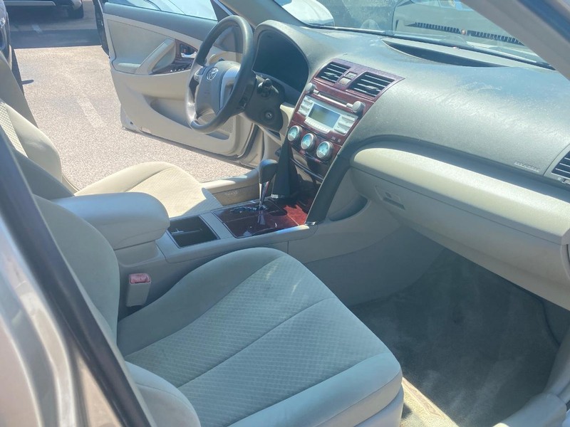 Toyota Camry Vehicle Full-screen Gallery Image 22