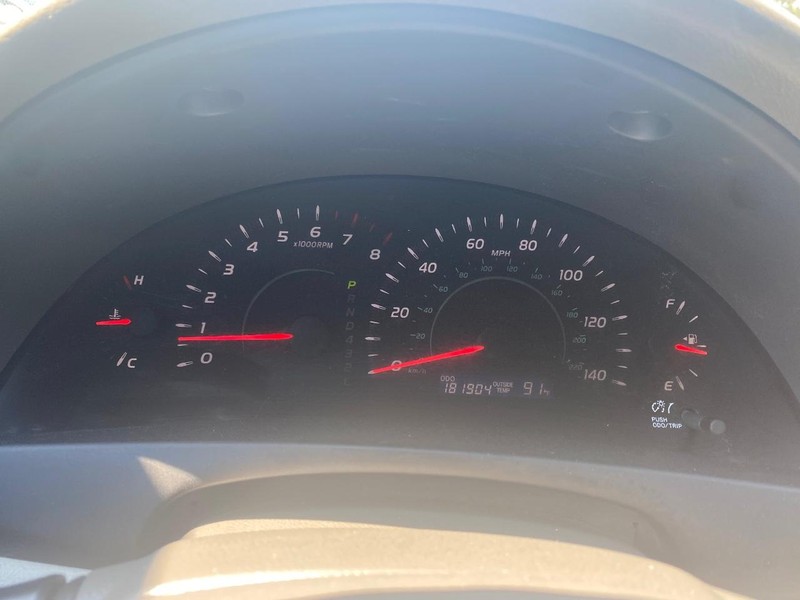 Toyota Camry Vehicle Full-screen Gallery Image 26