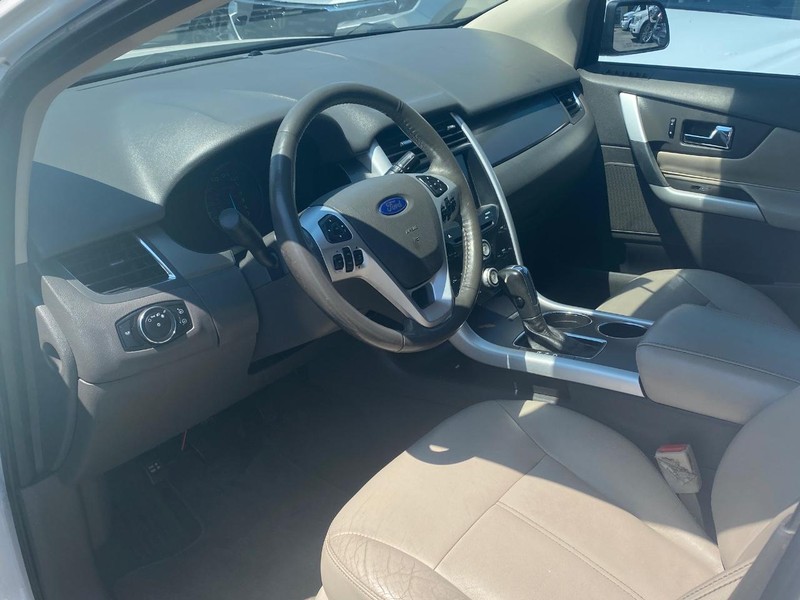 Ford Edge Vehicle Full-screen Gallery Image 12