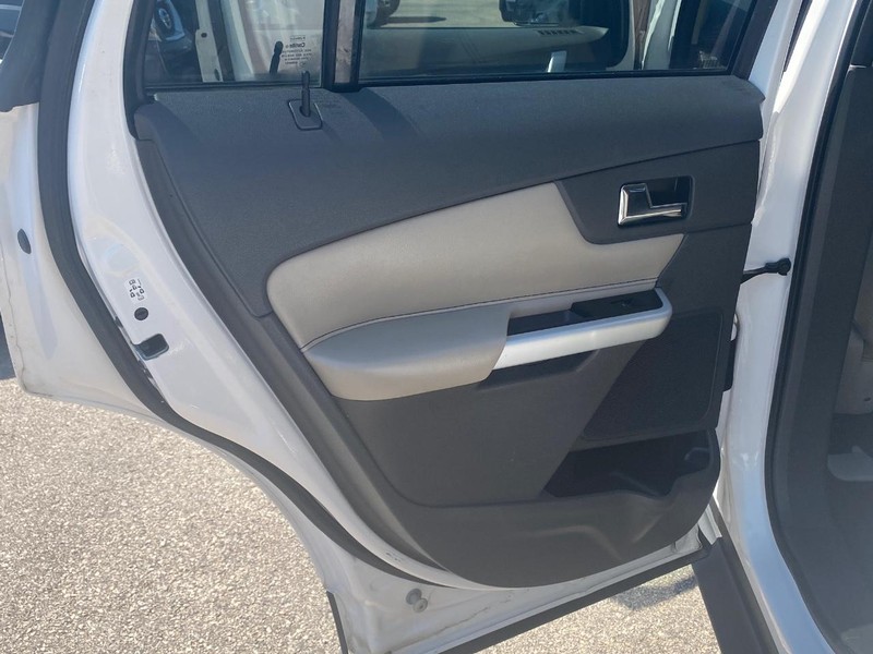 Ford Edge Vehicle Full-screen Gallery Image 14