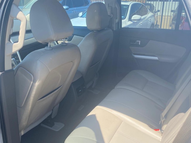 Ford Edge Vehicle Full-screen Gallery Image 16