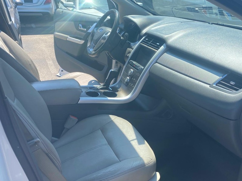 Ford Edge Vehicle Full-screen Gallery Image 24