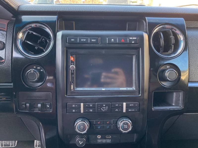 Ford F-150 Vehicle Full-screen Gallery Image 18